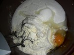 Butter Zukcer Mehl Eier Backpulver verkneten