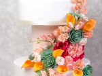moderne Hochzeitstorte mit Zuckerblumen