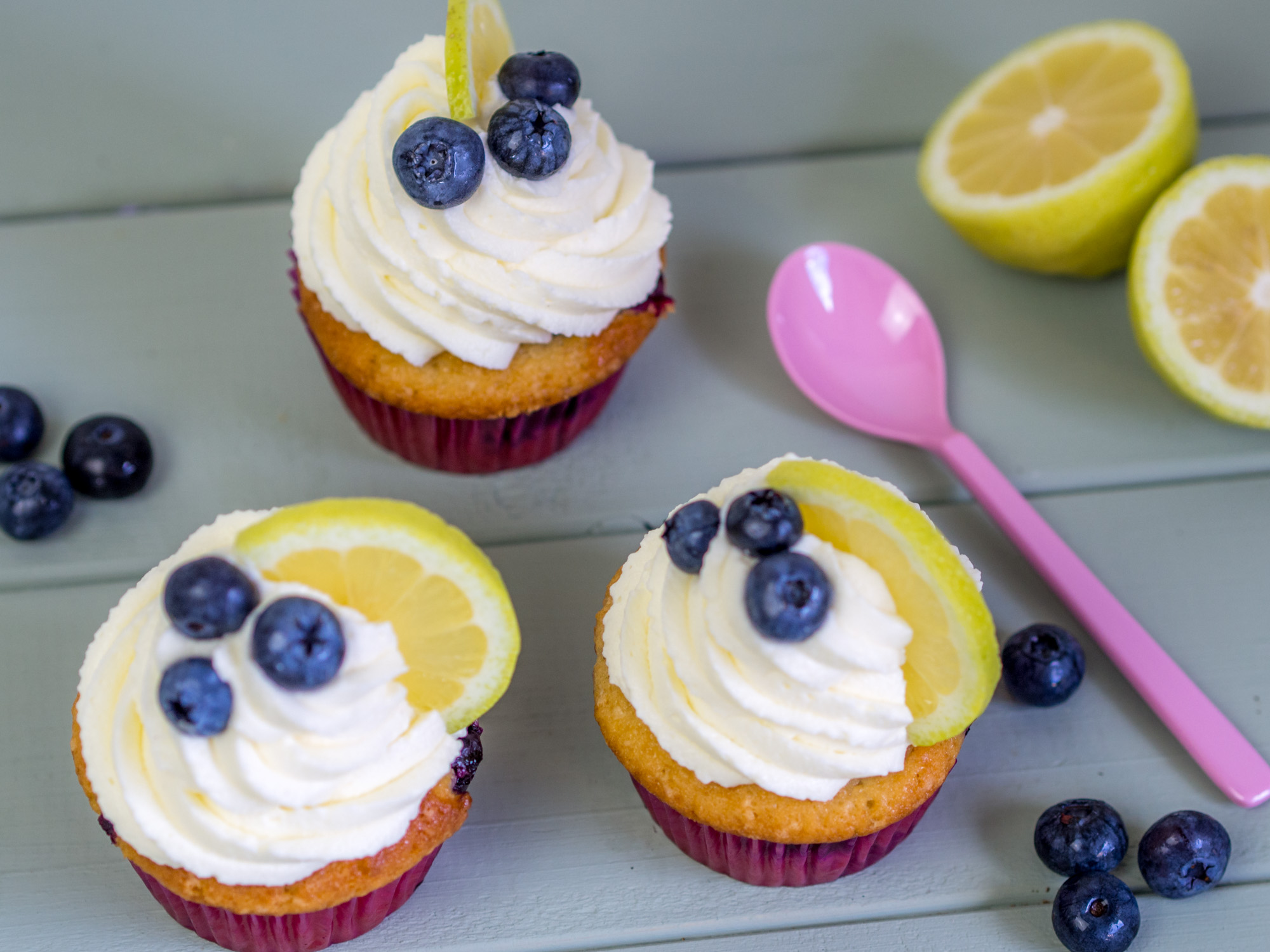 Zitronen-Blaubeer-Cupcakes mit Firschkäse-Sahne-Frosting