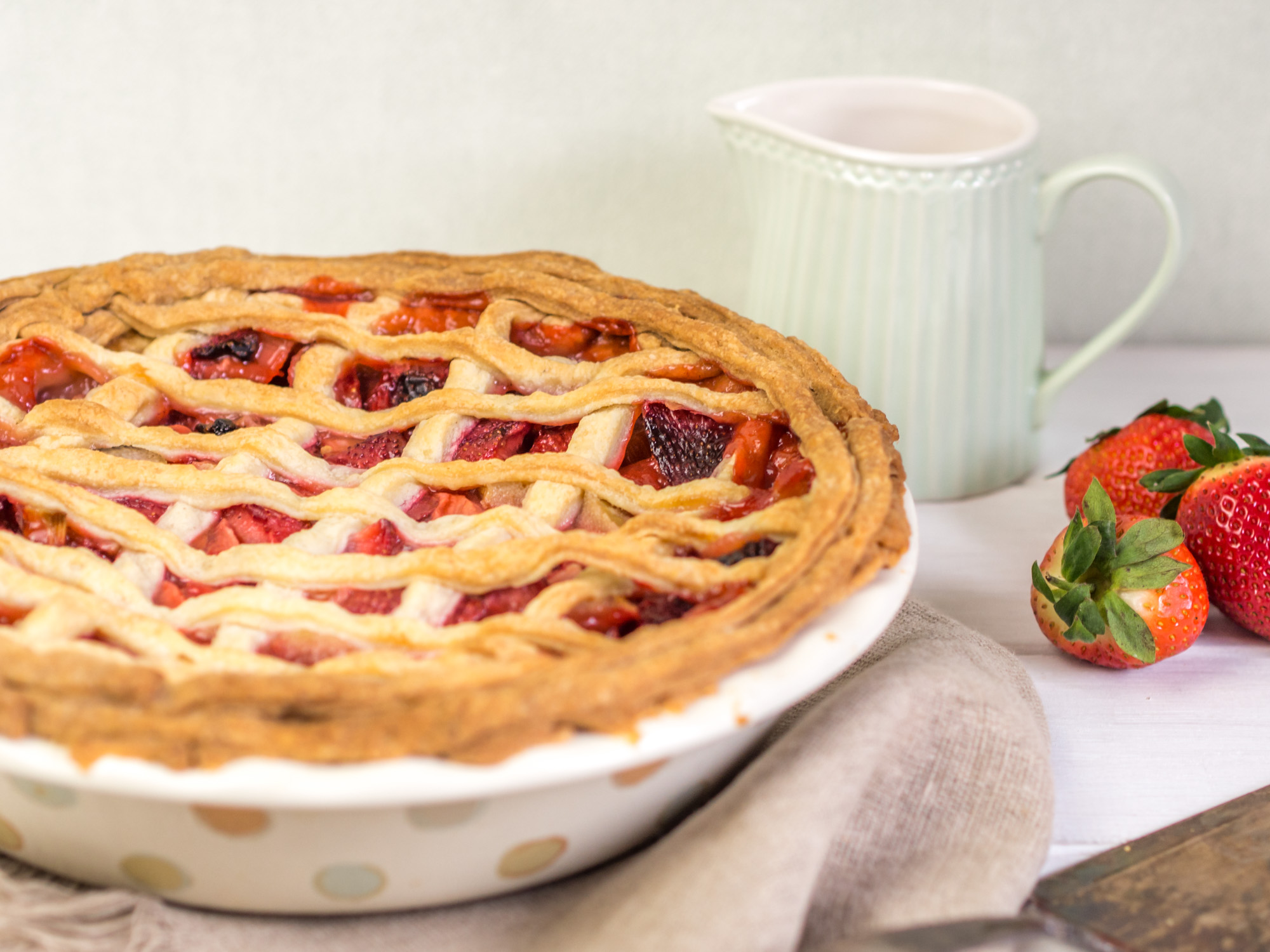Erdbeer Rhabarber Pie - ein fruchtiger Frühlingstraum