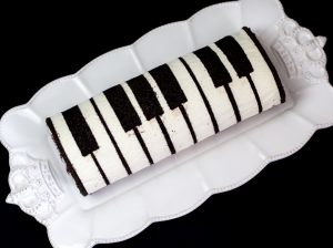 Biskuitroulade in Klavieroptik