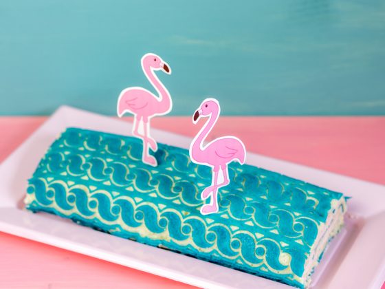 Flamingo-Biskuitroulade mit Reliefmatte**