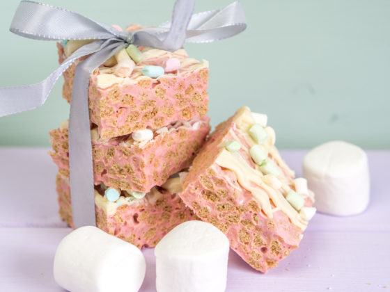 White Chocolate Rice Krispies Treats in Osterfarben