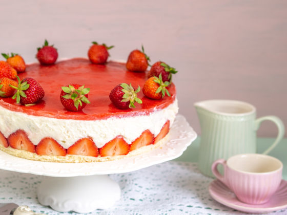 Leichte Erdbeer-Joghurttorte mit frischen Erdbeeren – und Tipps für Gelatine-Fix