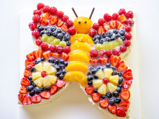 Kindertorte: Eine bunte Schmetterlingstorte mit viel Obst