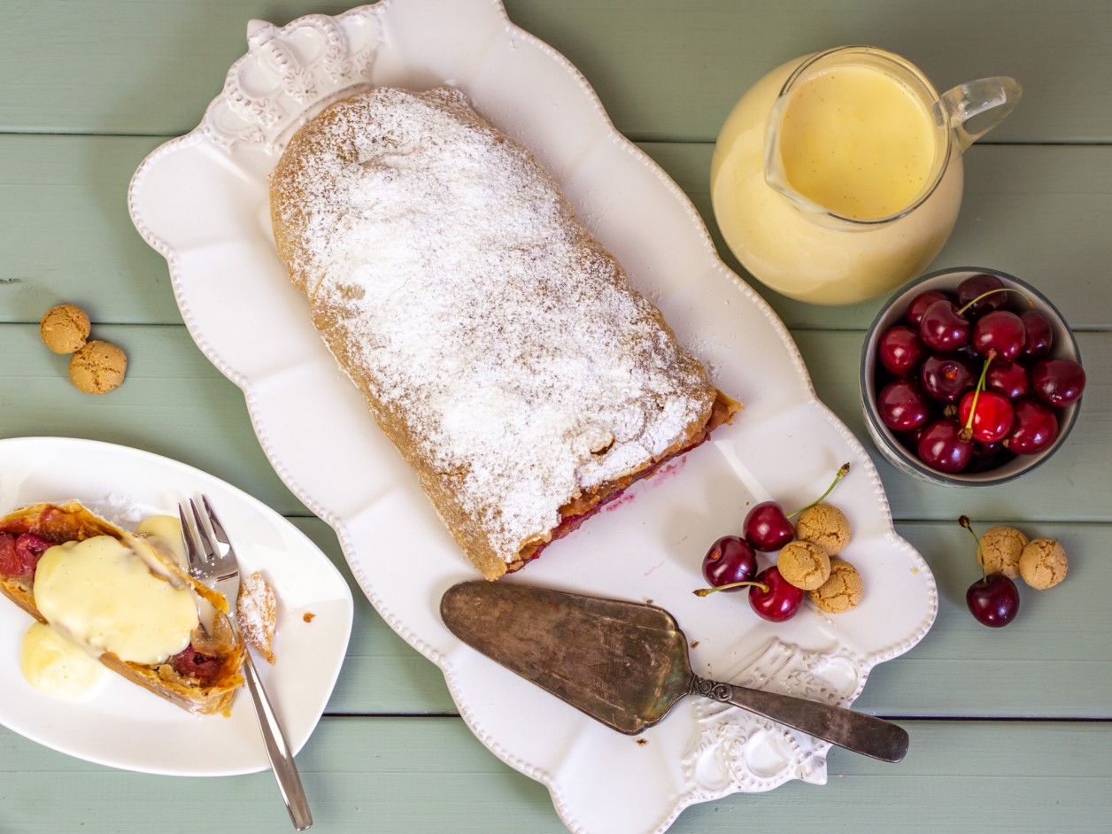 Kirschstrudel mit Vanillesoße und Marzipansoße - Ofenkieker