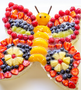 Bunter Schmetterlingstorte Mit Viel Obst Dekoriert Perfekt Fur Kinder